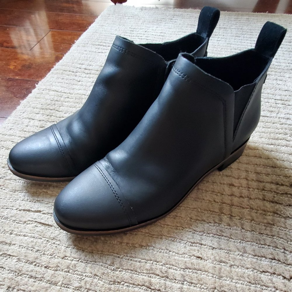 Toms black boot(ies)